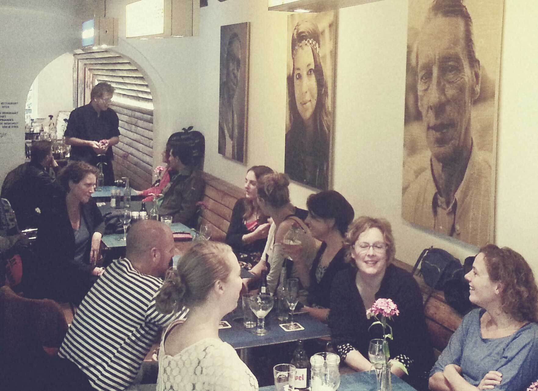 Ervaringen delen met collega's op een Taaldierenborrel.